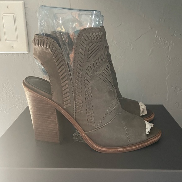 VINCE CAMUTO ‘Karinta’ Leather Peep Toe Bootie Heels Graystone NWT | Size 7 - Picture 3 of 5